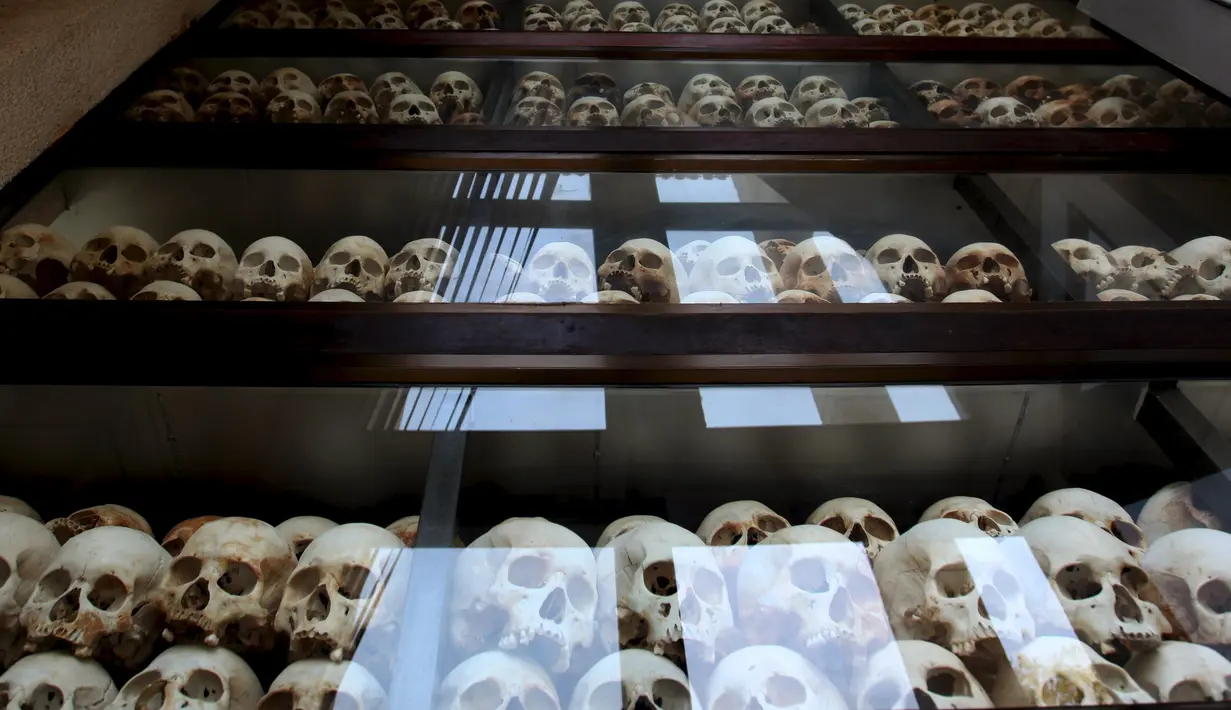 Lemari kaca berisi 5.000 tengkorak manusia milik korban Khmer Merah di Phnom Penh, Kamboja, (17/4). Ini untuk memperingati museum Choeung Ek sebagai saksi bisu dari tragedi kemanusiaan terkejam selama rezim Khmer Merah. (REUTERS / Samrang Pring)