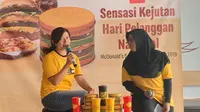 Caroline Kurniadjaja (kanan) saat sedang menjelaskan mengenai peluncuran menu baru untuk peringatan Hari Pelanggan Nasional di McD Sarinah, Jakarta Pusat pada Rabu (4/9/2019). (dok. liputan6.com/Novi Thedora)