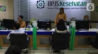 Petugas melayani peserta di Kantor BPJS Kesehatan, Jakarta, Selasa (10/3/2020). Mahkamah Agung (MA) membatalkan kenaikan iuran BPJS Kesehatan setelah mengabulkan sebagian permohonan uji materi terhadap Perpres Nomor 75 Tahun 2019 tentang Jaminan Kesehatan. (Liputan6.com/Angga Yuniar)