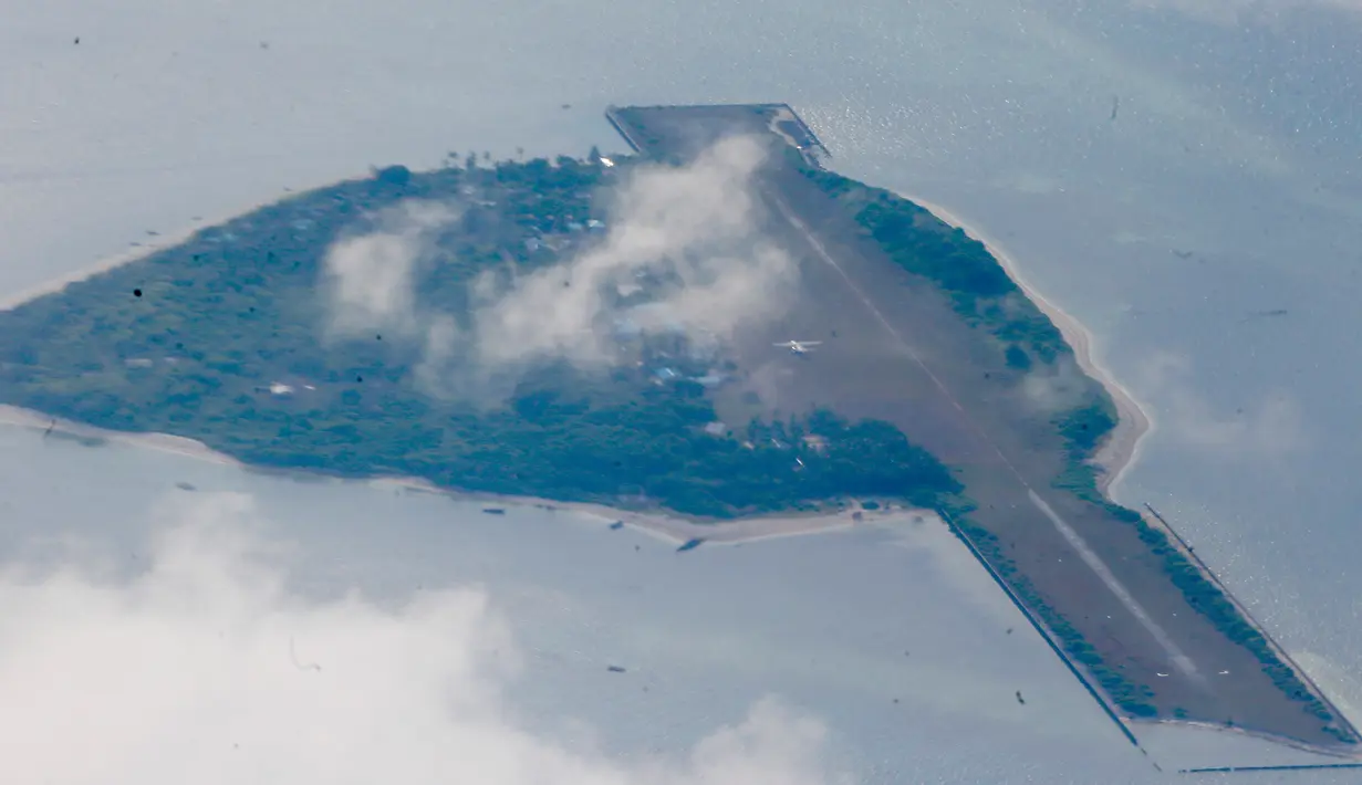 Pandangan udara Pulau Thitu atau yang lebih dikenal masyarakat Filipina dengan sebutan Pagasa yang disengketakan China di Filipina, Jumat (21/4).(AP Photo / Bullit Marquez)