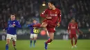 Pemain Liverpool Virgil van Dijk mengontrol bola dengan kakinya saat menghadapi Leicester City pada pertandingan Liga Inggris di King Power Stadium, Leicester, Inggris, Kamis (26/12/2019). Liverpool menang 4-0. (Oli SCARFF/AFP)