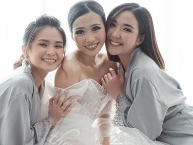 Belum lama ini Gisella Anastasia sempat menjadi bridesmaid di acara pernikahan teman dekatnya. Tersenyum bahagia, begini gaya chic Gisella Anastasia mengenakan robe abu-abu. Ia tampak begitu bahagia berpose dengan sang pengantin yakni Brigitta Melia dan bridesmaid yang lain. (Liputan6.com/IG/@gisel_la)