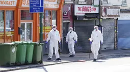 Seperti dilansir Reuters dan Al Arabiya pada Selasa (13/6), kepolisian setempat menuturkan bahwa dua orang ditemukan tewas di salah satu ruas jalan di pusat Kota Nottingham, sesaat setelah pukul 04.00 waktu setempat. (Zac Goodwin/PA via AP)