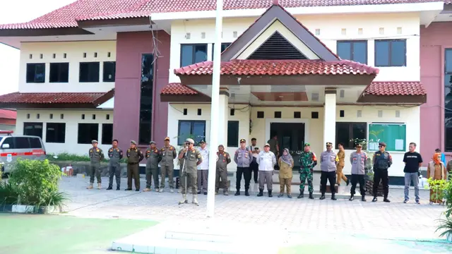 Satuan Polisi Pamong Praja (Satpol PP) menertibkan Bangunan Liar (Bangli)
