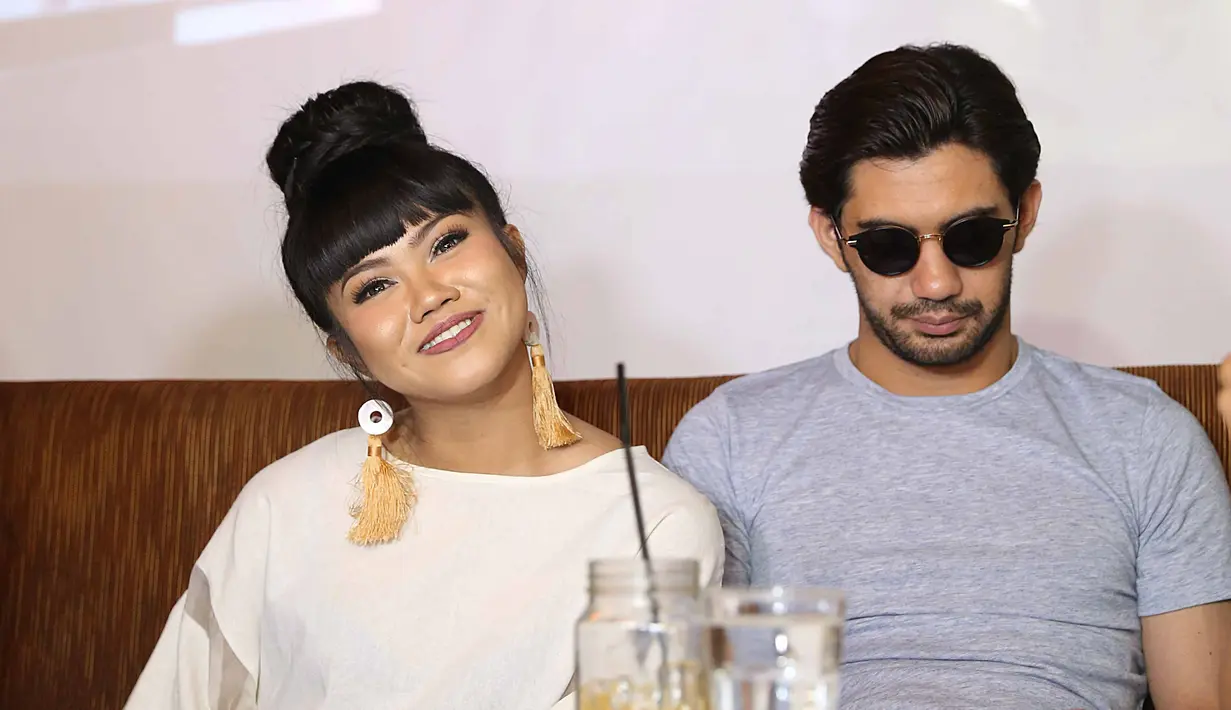 "Aku suka kejujuran Yura bertutur di liriknya. Dia musisi keren, dan punya intuisi di hatinya. Saya juga dilibatkan untuk penggarapannya," kata Reza Rahadian yang sengaja menawarkan diri menjadi modelnya. (Nurwahyunan/Bintang.com)