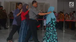 Pendopo Balai Kota pada hari pertama masuk kerja dipenuhi pejabat dan pegawai Pemprov DKI Jakarta, Kamis (21/6). Mereka mengantre bersalaman dengan Gubernur DKI Anies Baswedan dan Wakil Gubernur DKI Sandiaga Uno. (Merdeka.com/Imam Buhori)