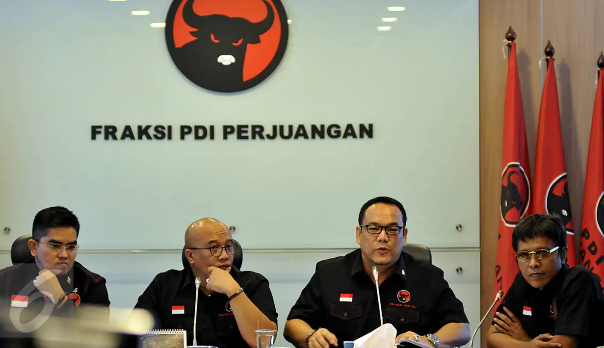 Anggota F-PDIP DPR, Julian Gunhar (kedua kanan) memberikan keterangan pers di Jakarta, Senin (19/10/2015). F-PDIP menolak dengan tegas perpanjangan kontrak PT Freeport Indonesia karena dinilai merugikan negara. (Liputan6.com/Johan Tallo)