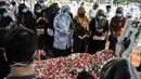 Warga berdoa saat berziarah ke makam Ketua Dewan Pers Azyumardi Azra di Taman Makam Pahlawan (TMP) Kalibata, Jakarta Selatan, Selasa (20/9/2022). Selain para tokoh dan cendekiawan, warga dari kalangan umum turut hadir di pemakaman Azyumardi Azra untuk berziarah sekaligus memberikan pengormatan terakhir. (merdeka.com/Iqbal S Nugroho)