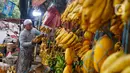 Seorang warga memilih pisang yang digantung. (Liputan6.com/Angga Yuniar)