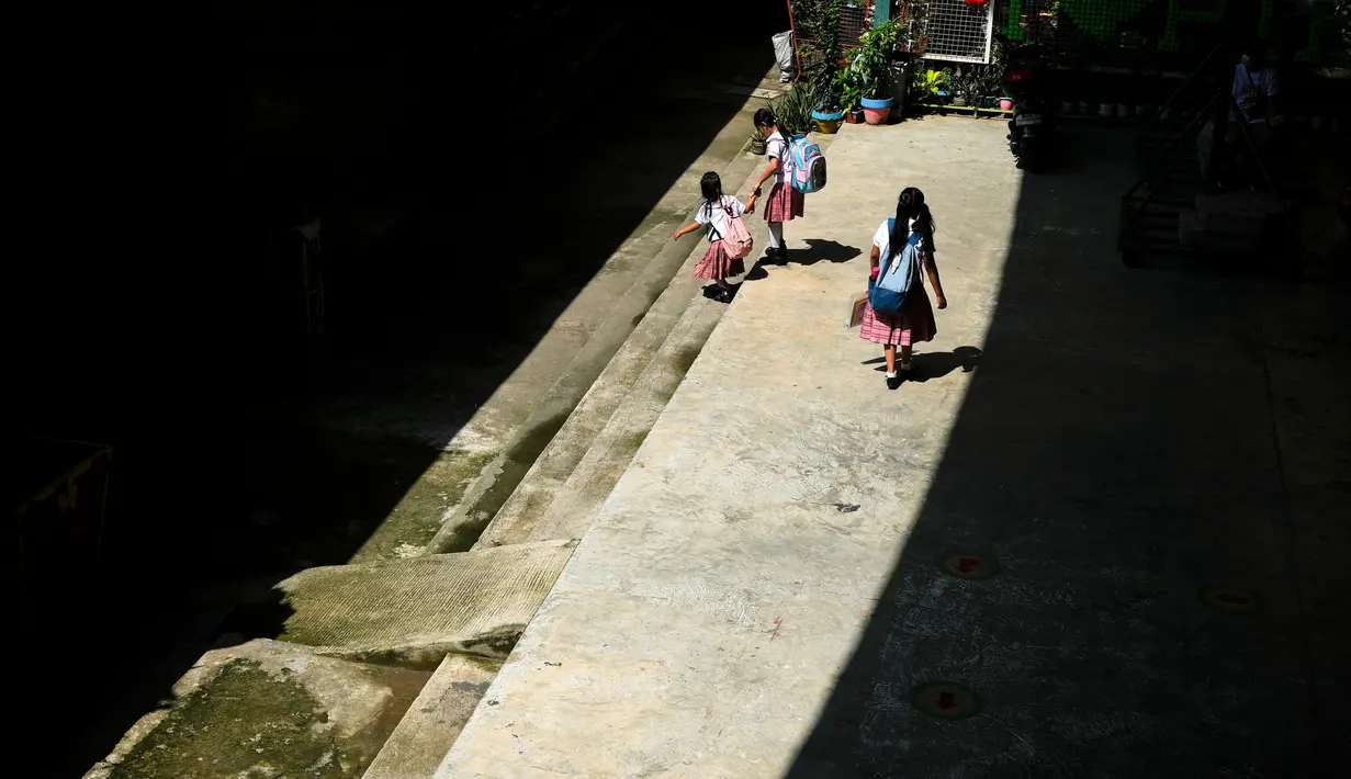 Siswa berjalan di sekolah umum di Kota Quezon, Filipina pada Rabu (2/11/2022). Jutaan siswa kembali ke sekolah umum di seluruh Filipina saat pemerintah memberlakukan kembali pembelajaran di kelas secara tatap muka setelah lebih dari dua tahun lockdown akibat pandemi virus corona. (AP Photo/Aaron Favila)