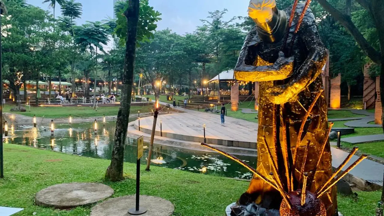 Serunya Kongkow Sambil Nikmati Ragam Karya Seni di Art Jakarta Gardens 2023