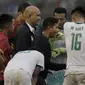 Pelatih PSMS, Djadjang Nurdjaman, saat melawan Persebaya pada laga perempat final Piala Presiden di Stadion Manahan, Solo, Sabtu, (3/2/2018). PSMS menang adu penalti atas Persebaya dengan skor 4-3. (Bola.com/M Iqbal Ichsan)