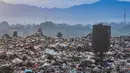 Warga yang berprofesi sebagai pemulung mengumpulkan sampah plastik dengan latar belakang Gunung Gede-Pangrango di Tempat Pembuangan Akhir Galuga, Bogor, Kamis (6/11/2025). Peneliti Badan Riset dan Inovasi Nasional (BRIN) Muhammad Reza Cordova baru-baru ini mengatakan bahwa kandungan mikroplastik sudah ditemukan di dalam air hujan di wilayah Jakarta. (merdeka.com/Arie Basuki)