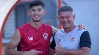 Kevin Gomes (kiri) berpose dengan ayahnya, Gomes de Oliveira, sebelum uji coba Kalteng Putra melawan PSCS di Stadion Sultan Agung, Bantul (15/6/2019). (Bola.com/Vincentius Atmaja)