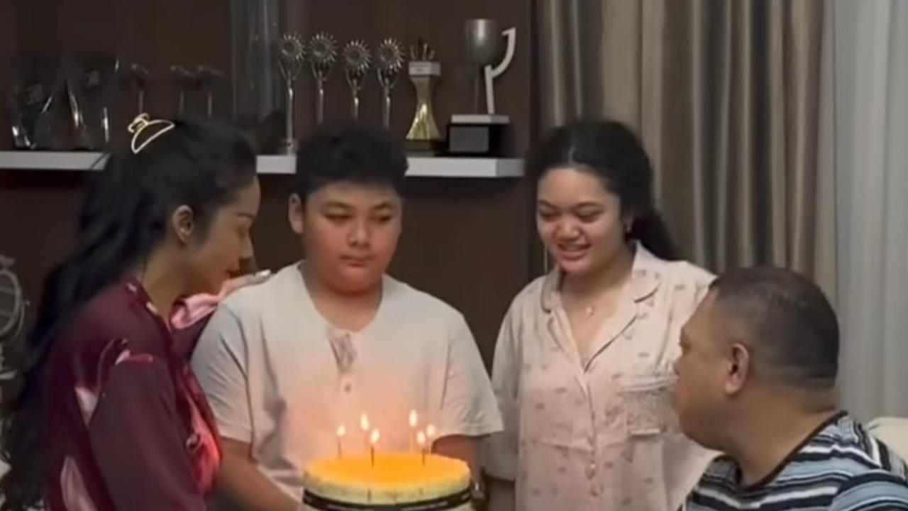 Potret Kris Dayanti & Raul Lemos Dapat Kejutan Wedding Anniversary dari Anak-anak, Sederhana tapi Penuh Bahagia
