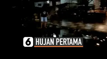 Hujan akhirnya turun di kota Polewali Mandar, Sulawesi Barat. Derasnya hujan membuat ikan di area tambak dan pembibitan meluap ke jalanan.