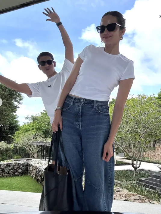 Kali ini ia padukan barrel jeans dengan t-shirt putih. Gaya basic ini tak pernah gagal tampilkan pesona yang memukau.  [foto: Instagram/ Enzy Storia]