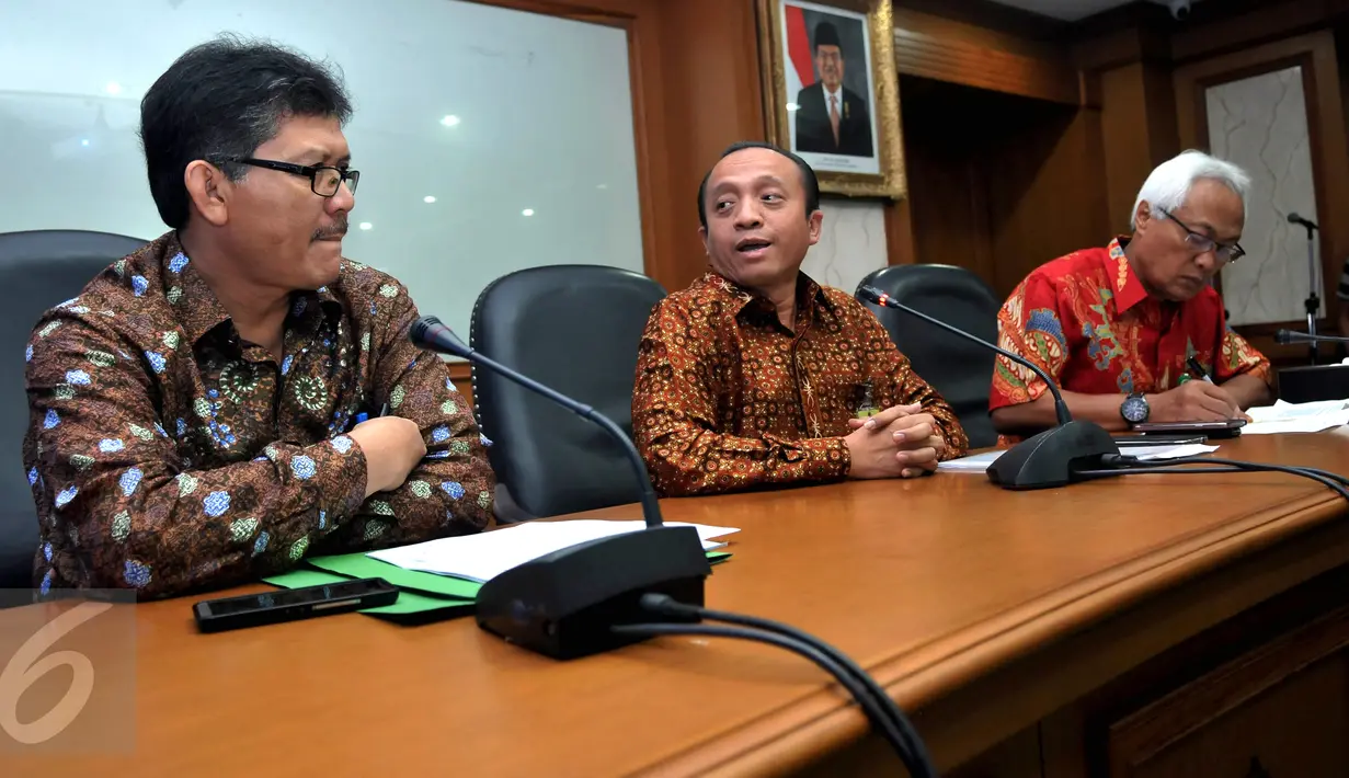 Sekjen Kementrian LHK Bambang Hendroyono (Tengah) menggelar konferensi pers terkait pembakaran hutan di Riau, Jakarta, Selasa (22/9/2015). Kemen LHK mencabut izin operasi empat perusahaan yang terbukti melakukan pembakaran. (Liputan6.com/Johan Tallo) 