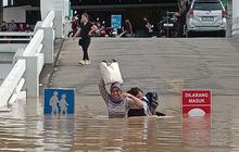 Parahnya Banjir Bekasi: RS dan Mal Kebanjiran, Jembatan Ambrol, Banyak Jalan Lumpuh Total