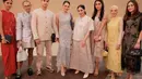 Kali ini, sederet selebritas mulai dari Yasmine Wildblood hingga Nagita juga tampak menawan dengan ciri khas gaya yang berhasil dipresentasikan oleh karya dari Sapto Djojokartiko. [Foto: instagram/ Wanda Hara]