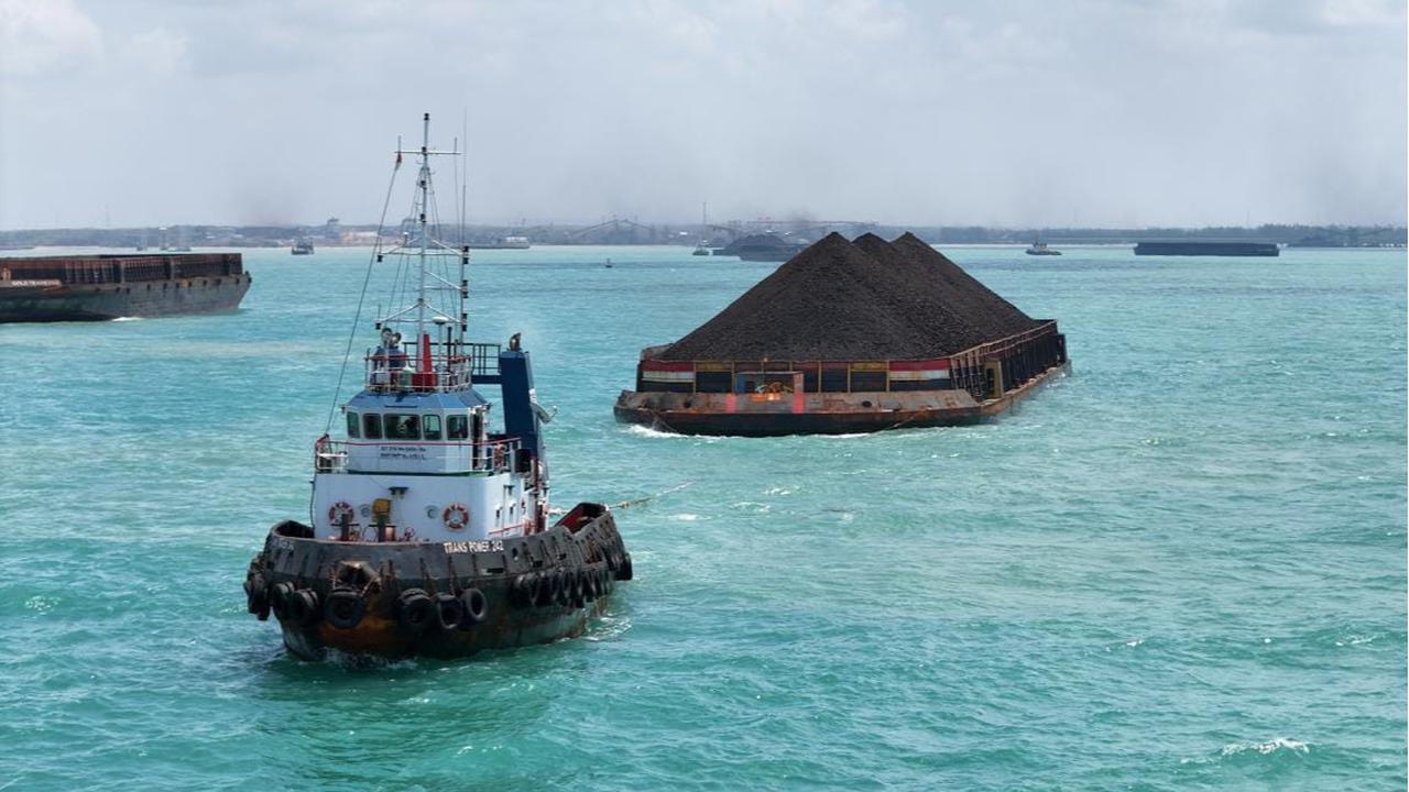 Salah satu kapal pengakut batubara milik PT Trans Power Marine Tbk. (TPMA) tengah melakukan pengiriman batu bara di salah satu jalur pelayaran. (Liputan6.com)