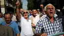 Para pensiunan meneriakkan tuntutan ketika melakukan aksi long march ke kantor Perdana Menteri Alexis Tsipras, di Athena, Senin (3/10). Aksi ini untuk memprotes pemotongan tunjangan pensiun oleh pemerintah Yunani. (REUTERS / Alkis Konstantinidis)