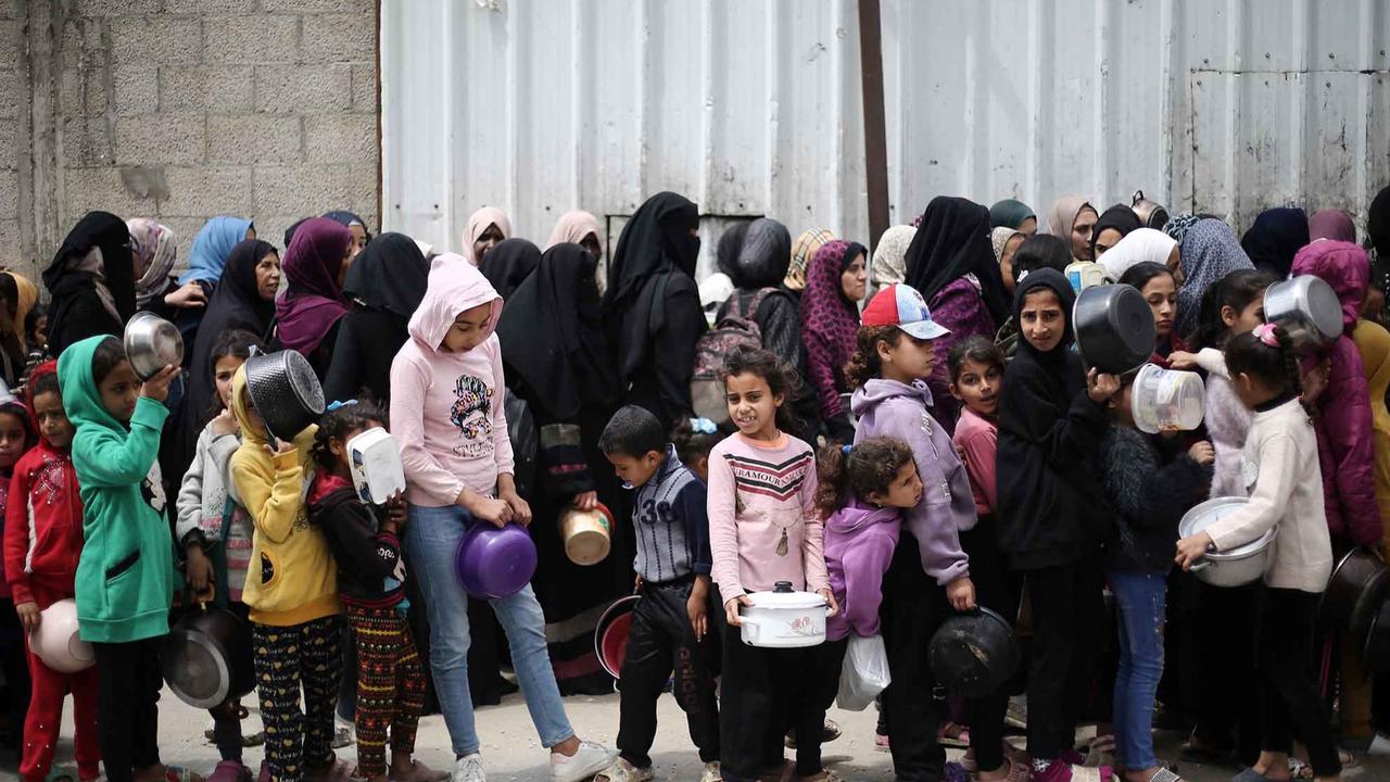 FOTO: Pilu! Ratusan Anak Gaza Kelaparan Mengantri Makanan