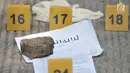 Barang bukti ditunjukkan di depan rumah terduga teroris di Jalan Belibis V, Semper Barat, Cilincing, Jakarta, Senin (23/9/2019). Dari penggerebekan terduga teroris, ditemukan materi bom berbahan TATP high explosive dan beberapa bukti-bukti berbahaya lainnya. (merdeka.com/Iqbal S. Nugroho)