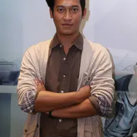 Kesenangan Ade Firman Hakim bukanlah tanpa alasan, karena di film ‘Ayah Menyayangi Tanpa Akhir’ ini ia dapat bertemu kembali dengan kawan lamanya ketika menjadi finalis Abang None pada tahun 2008 silam. (Nurwahyunan/Bintang.com)
