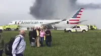 Pesawat American Airlines terbakar dan penumpang mengevakuasi diri (AP)