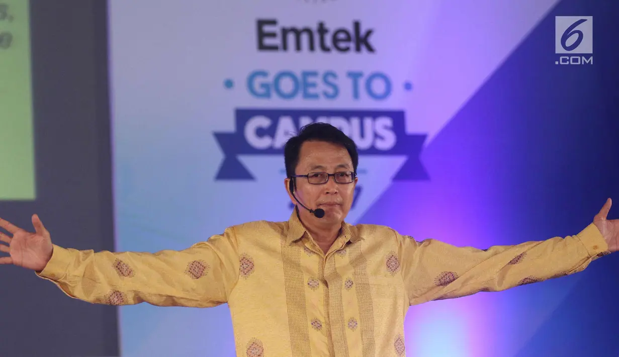 Motivator Ulung, Tung Desem Waringin saat memberikan motivasi kepada peserta di gelaran Emtek Goes To Campus 2017 di Universitas Telkom, Bandung, Kamis (30/11). (Liputan6.com/Helmi Fithriansyah)