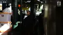 Calon penumpang menunggu kereta di Stasiun Gambir, Jakarta, JumaKt (31/5/2019). H-5 Lebaran, pemudik mulai memadati Stasiun Gambirdimana Lonjakan penumpang kereta api tujuan berbagai kota di Pulau Jawa diprediksi terjadi pada 31 Mei dan 1 Juni 2019. (merdeka.com/Imam Buhori)