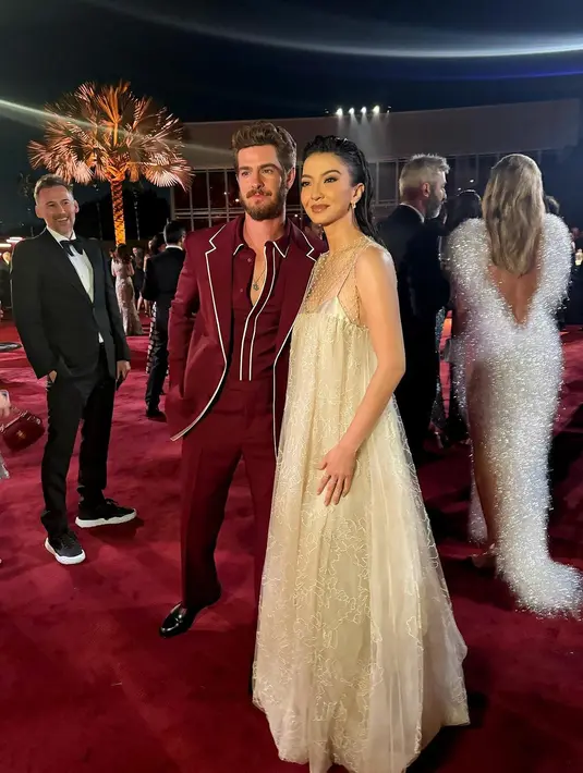 Potret lainnya memperlihatkan Raline berpose dengan Andrew Garfield. [@ralineshah]