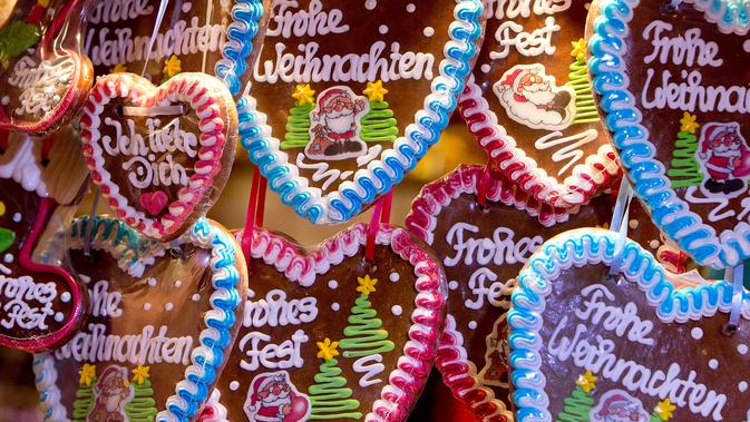 Roti jahe berbentuk hati dijual di pasar Natal tradisional di Kota Tua Heidelberg, Jerman, Selasa (4/12). (AP Photo/Michael Probst)
