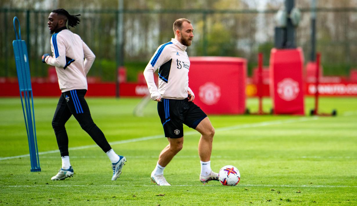 <p>Pemain Manchester United, Christian Eriksen kembali mengikuti sesi latihan Manchester United di Carrington pada Jumat (07/04/2023) WIB. Eriksen sempat absen lama dari lini tengah MU akibat cedera pergelangan kaki saat menjamu Reading di babak keempat Piala FA di Old Trafford, Minggu (29/1/2023) WIB. (Twitter/@ManUtd)</p>