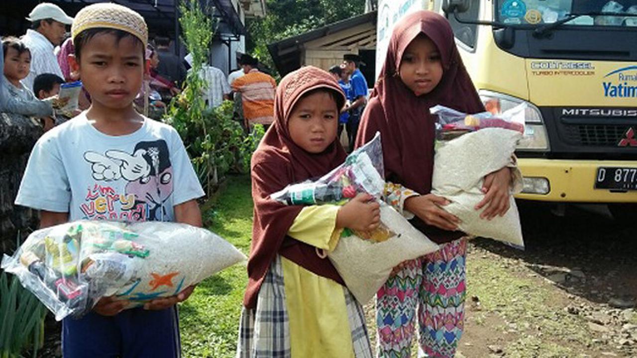 Mata Bahagia Malaikat Kecil di Antrean Sembako
