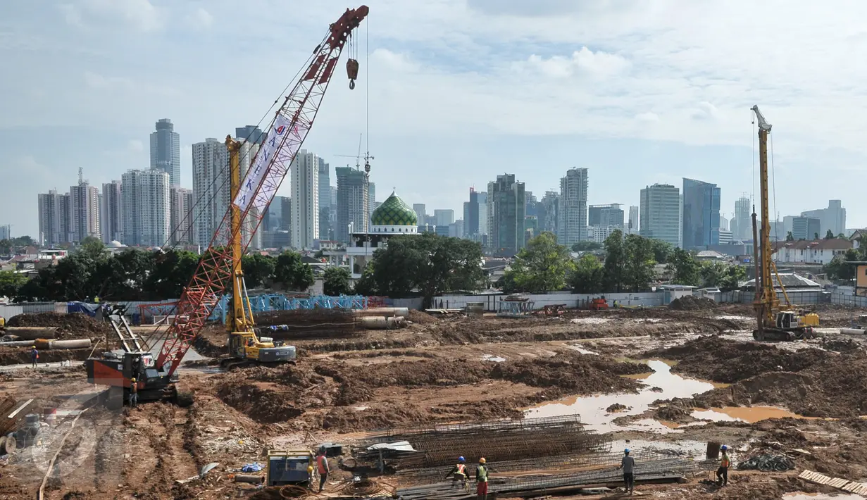 Pekerja menyelesaikan pembangunan rumah susun di Pasar Rumput, Jakarta, Rabu(8/3). Pembangunan pasar terintegrasi rumah susun tersebut ditargetkan rampung dalam jangka waktu satu tahun ini. (Liputan6.com/Yoppy Renato)