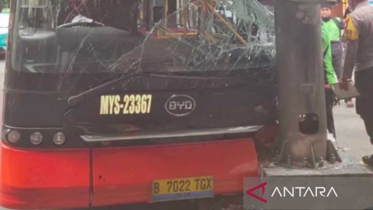 Transjakarta Tabrak Tiang di Pasar Minggu: Sopir Diduga Kurang Hati-hati, Satu Penumpang Terluka