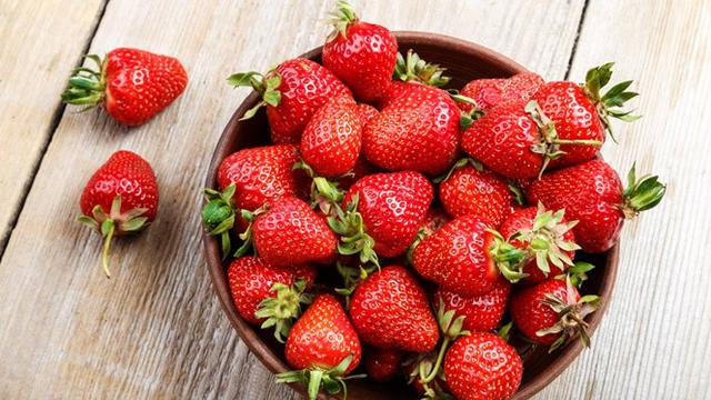 Cara Mencerahkan Wajah Kusam dengan Strawberi
