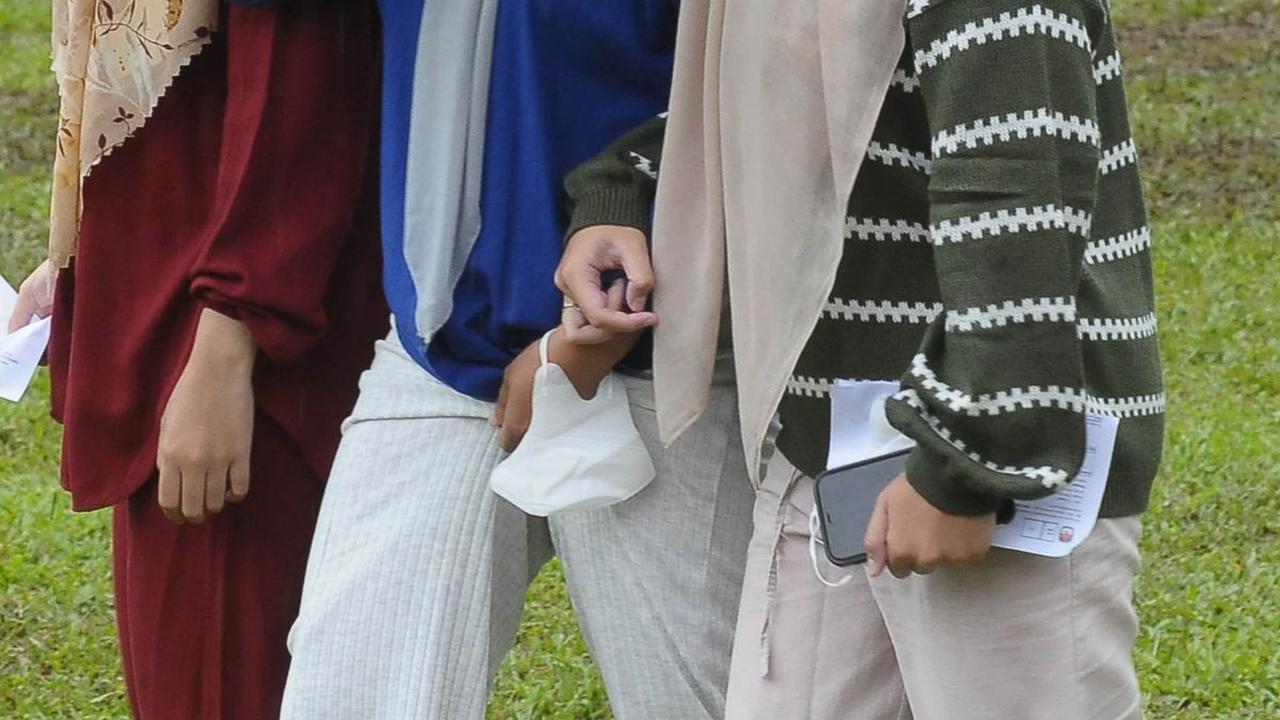 Sejumlah warga saat mendatangi TPS 033 dan 035 Kampung Curug-Bojong Koneng, Kecamatan Babakan Madang, Kabupaten Bogor, Jawa Barat, Rabu (14/2/2024).&nbsp;Merdeka.com/Imam Buhori