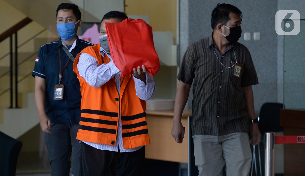Mantan Kalapas Klas I Sukamiskin Bandung Deddy Handoko berusaha menutupi wajahnya usai pemeriksaan di Gedung KPK, Jakarta, Kamis (4/6/2020). Deddy diperiksa sebagai tersangka kasus dugaan suap terkait pemberian fasilitas atau perizinan keluar di Lapas Sukamiskin Bandung. (merdeka.com/Dwi Narwoko)Man