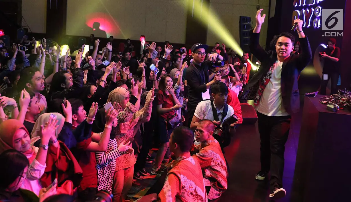 Aksi Dipha Barus menutup panggung XYZ Day Creator Award 2018  di Senayan City, Jakarta, Rabu (25/4). Meski sudah berlangsung sejak pagi, kehadiran Dipha Barus sangat dinantikan oleh pengunjung. (Liputan6.com/Immanuel Antonius)