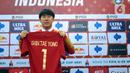 Shin Tae-Yong menunjukkan kaus bertuliskan namanya saat perkenalan pelatih baru Timnas Indonesia di Ruang VVIP Stadion Pakansari, Kab Bogor, Jawa Barat, Sabtu (28/12/2019). Shin Tae-Yong resmi menandatangani kontrak sebagai pelatih Timnas Indonesia selama 4 tahun. (Liputan6.com/Helmi Fithriansyah)