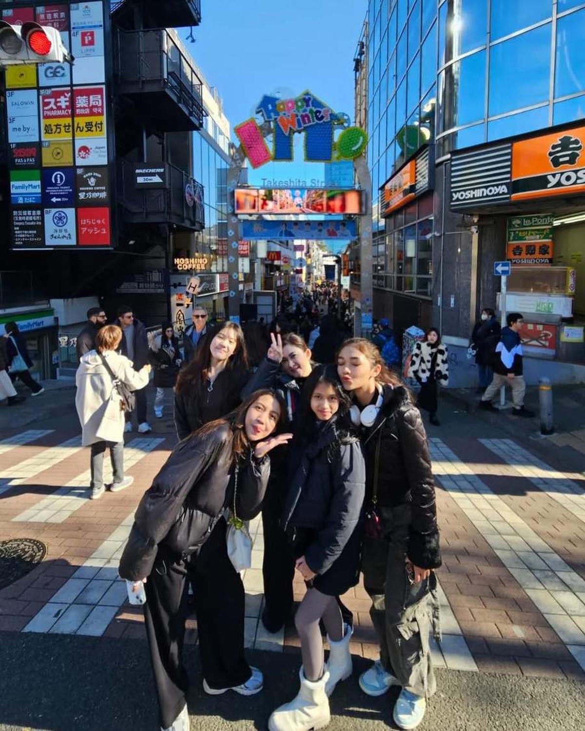 Potret Mikhaela Lee Anak Nafa Urbach Saat Liburan ke Jepang, Semakin Cantik Saja!
