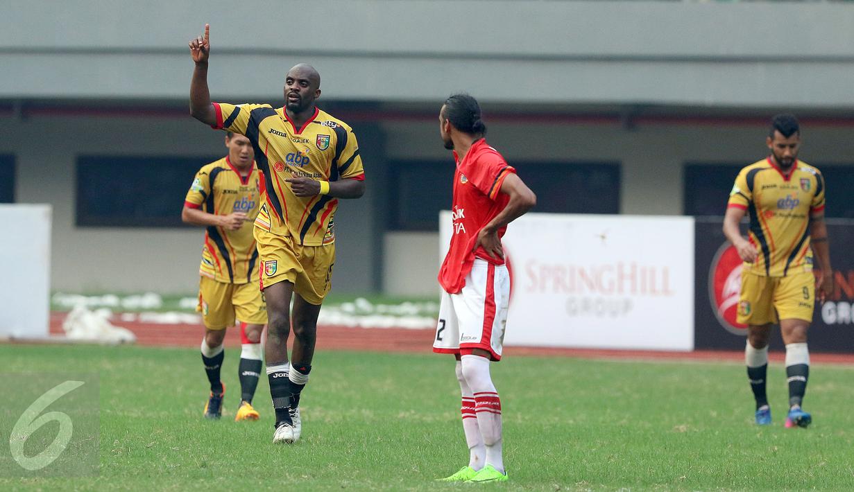 elandang Mitra Kukar, M Lamine Sissoko (kedua kiri) merayakan gol ke gawang Persija pada lanjutan Liga 1 Indonesia di Stadion Patriot Candrabhaga, Bekasi, Minggu (14/5). Laga kedua tim berakhir imbang 1-1. (Liputan6.com/Helmi Fithriansyah)