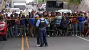 Warga menyaksikan upaya pemulihan setelah sebuah bus terjun ke sungai dangkal dekat Tegucigalpa. (Johny MAGALLANES/AFP)