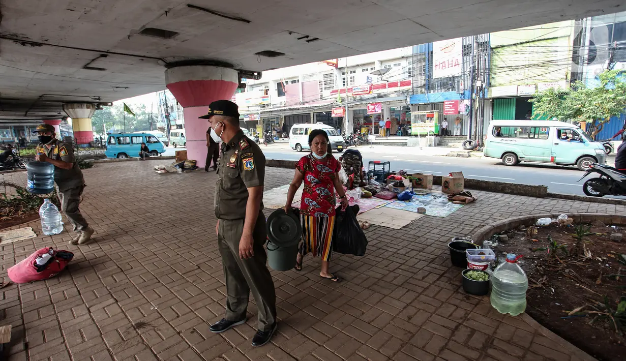 Petugas Satpol PP melakukan razia kepada para tunawisma di bawah flyover Jatinegara, Jakarta Timur, Senin (19/7/2021). Hal ini juga untuk mencegah terjadinya penyebaah virus Covid-19. (Liputan6.com/Johan Tallo)