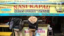 Suasana warung nasi kapau di kawasan Senen, Jakarta Pusat, Senin (19/10/2020). Pelonggaran pembatasan sosial berskala besar (PSBB) kembali ke fase transisi disambut baik oleh para pelaku usaha kuliner karena pengunjung dapat kembali bersantap di tempat. (Liputan6.com/Faizal Fanani)