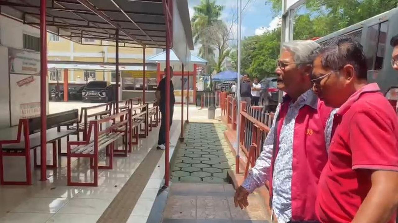 Kejaksaan menjebloskan mantan Bupati Kuantan Singingi (Kuansing) Provinsi Riau, Sukarmis ke sel tahanan usai ditetapkan sebagai tersangka.<br>