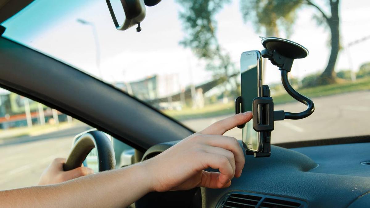 Deretan Holder HP untuk Mobil yang Bikin Konten Road Trip Makin Ciamik!